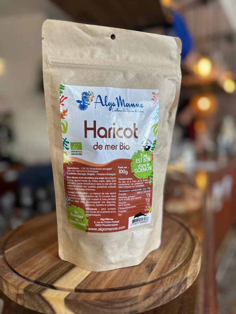 Un sachet de haricot de mer bio AlgoManne, algue cueillie dans le Finistère, à l’épicerie de Ty Louis