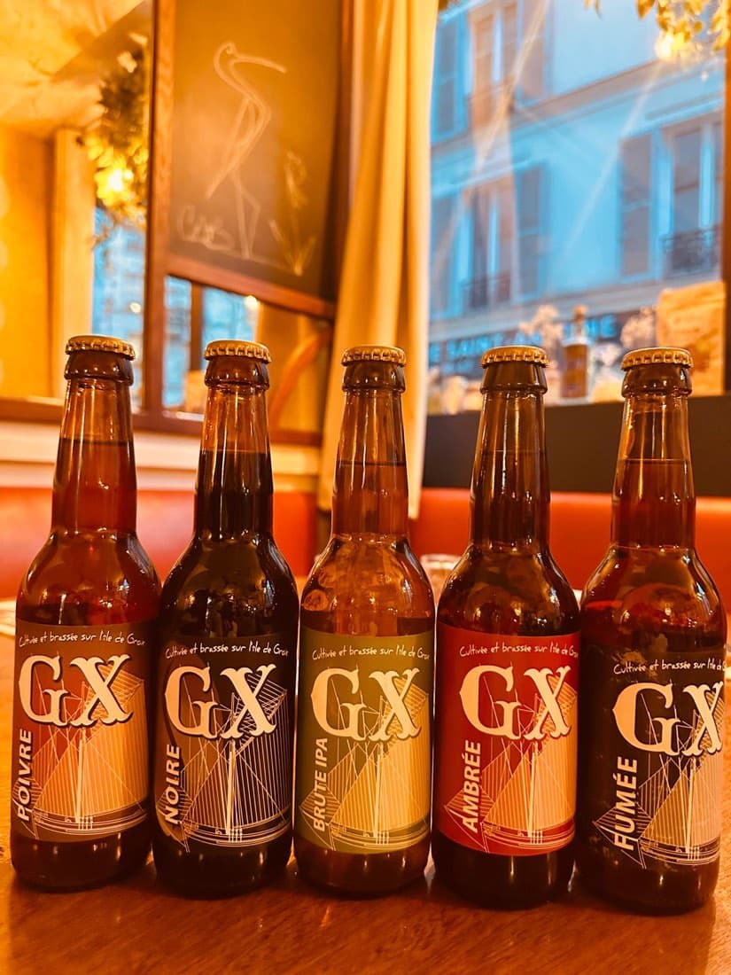 Cinq bières artisanales GX brassées sur l’île de Groix, alignées à l’épicerie de Ty Louis