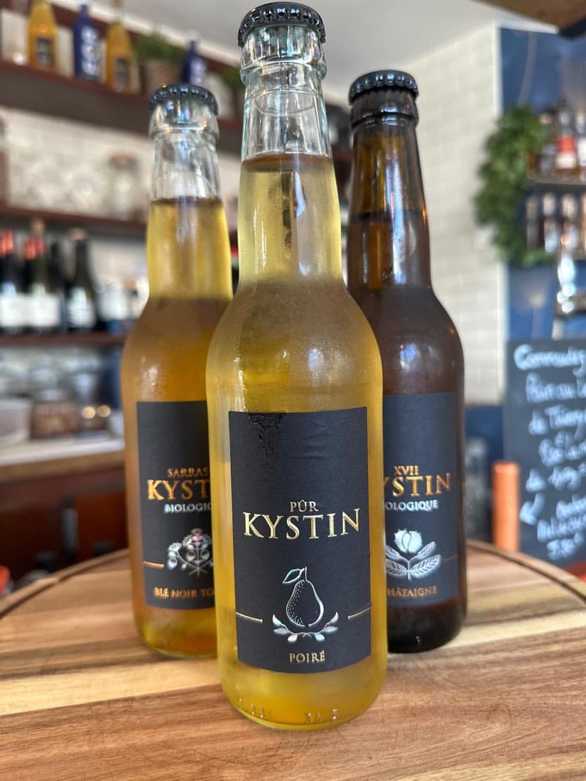 Des bouteilles de cidre Kystin (sarrasin, poiré, châtaigne) à l’épicerie de Ty Louis
