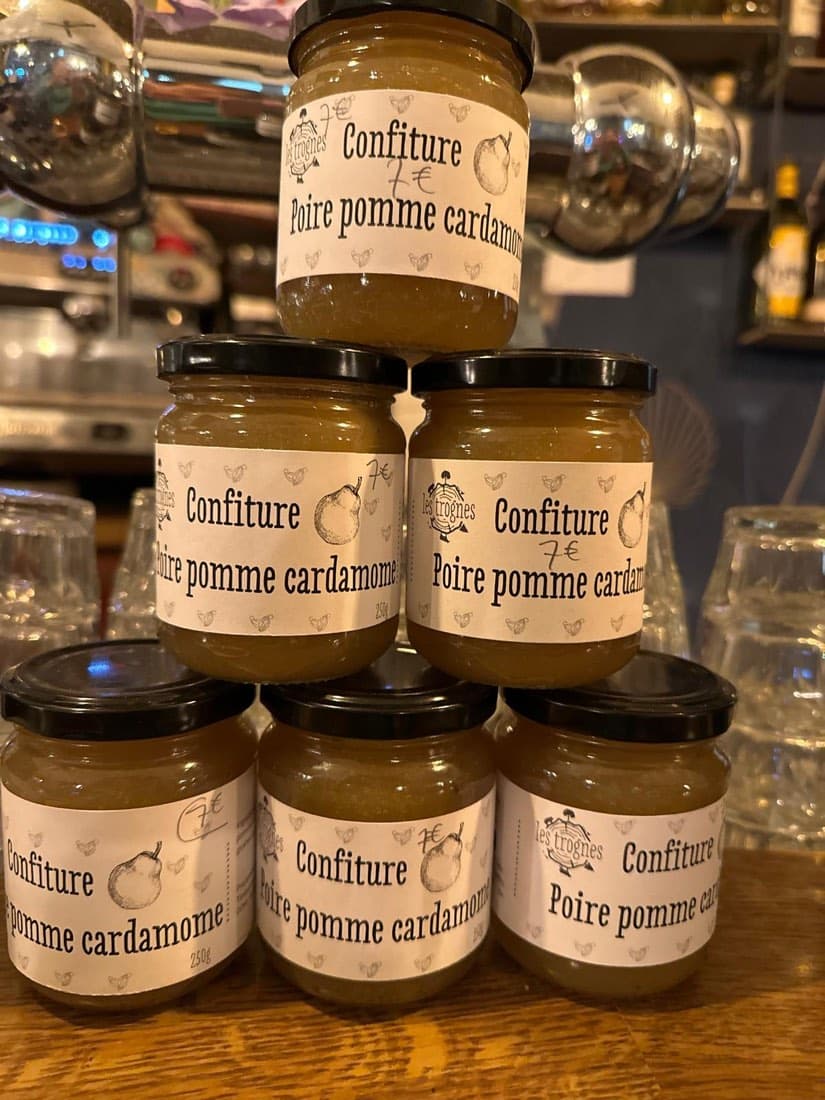 Des pots de confiture poire pomme cardamome Les Trognes à l’épicerie de Ty Louis