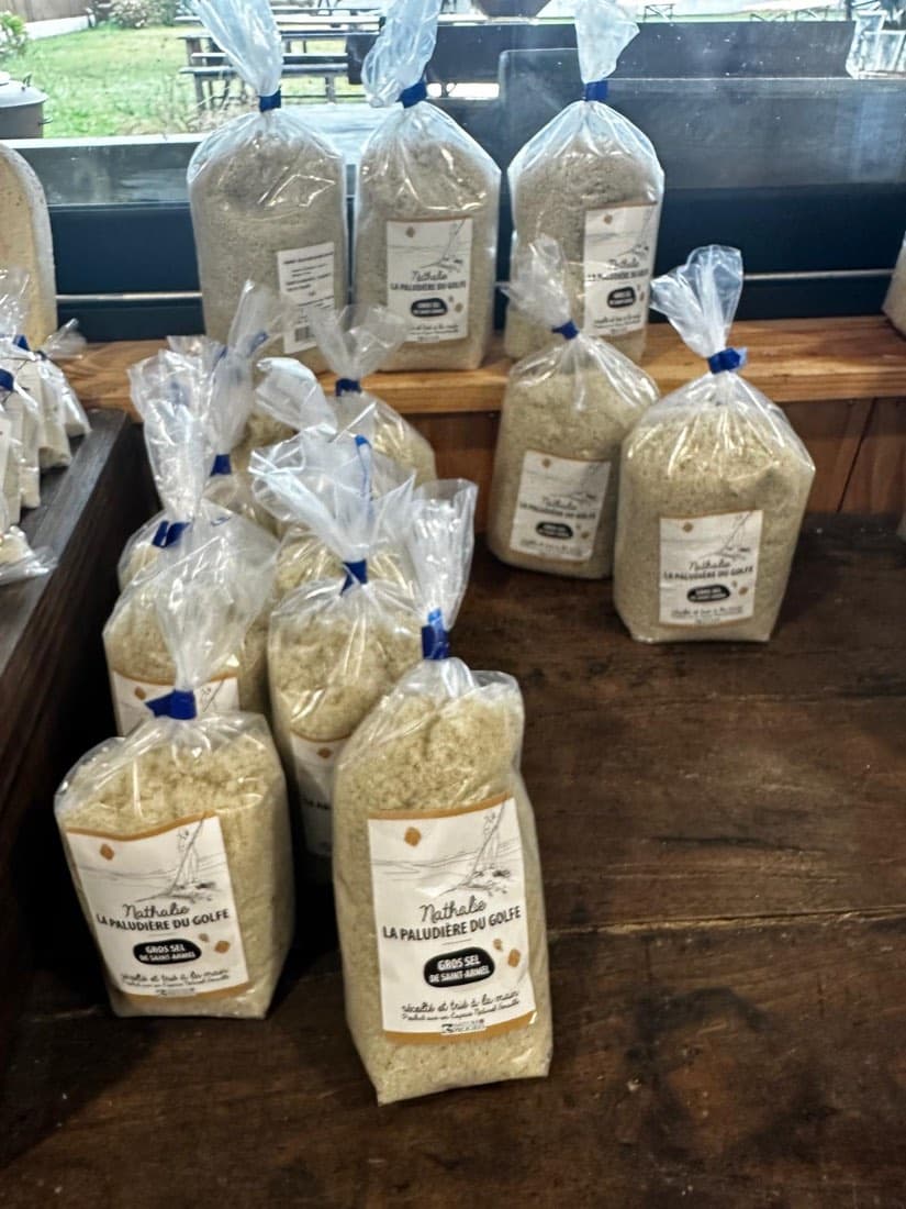 Des sachets de gros sel de Saint-Armel récolté à la main par La Paludière du Golfe, vendu à l’épicerie de Ty Louis