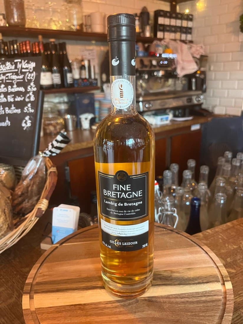 Une bouteille de Fine Bretagne, lambig de cidre de Gilles Leizour, à l’épicerie de Ty Louis