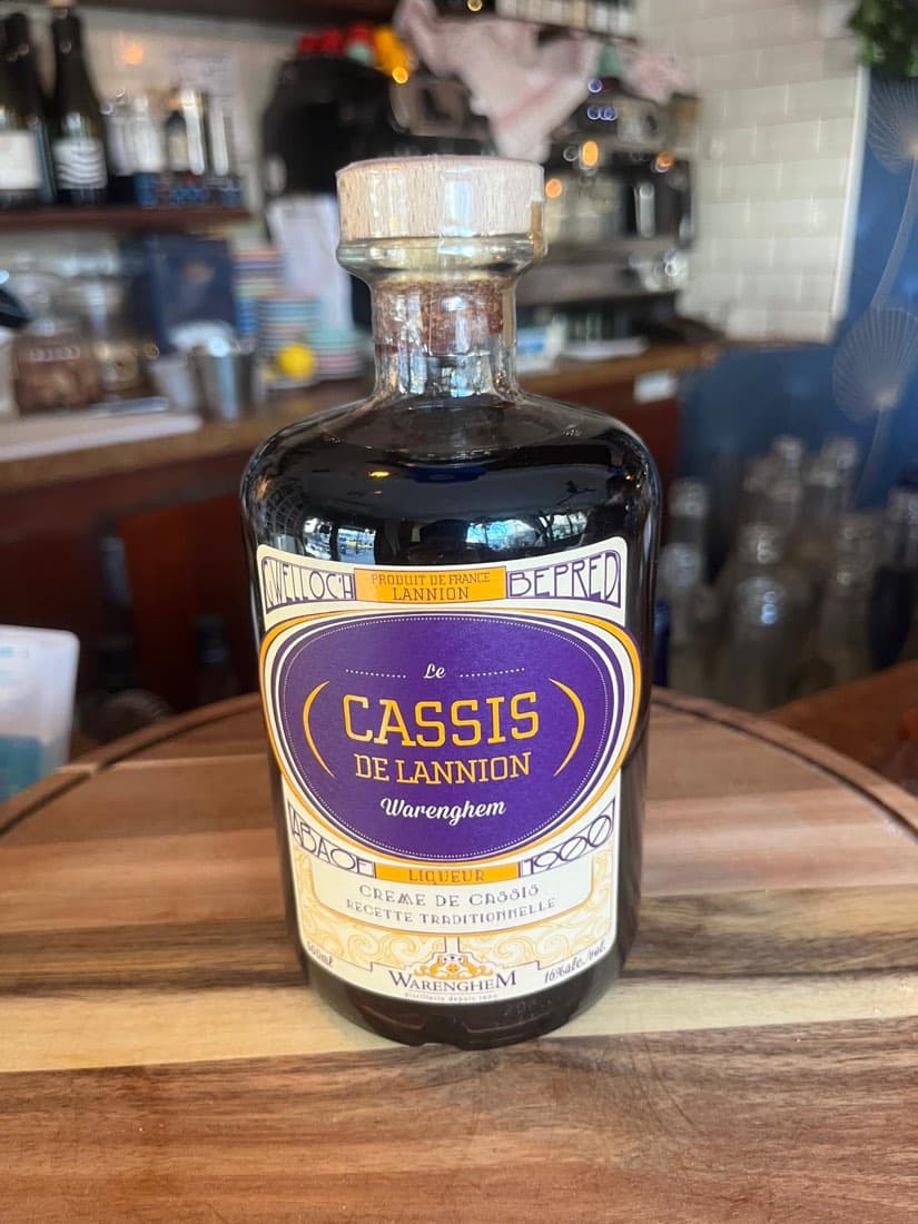 Une bouteille de crème de cassis de Lannion (Warenghem) à l’épicerie de Ty Louis