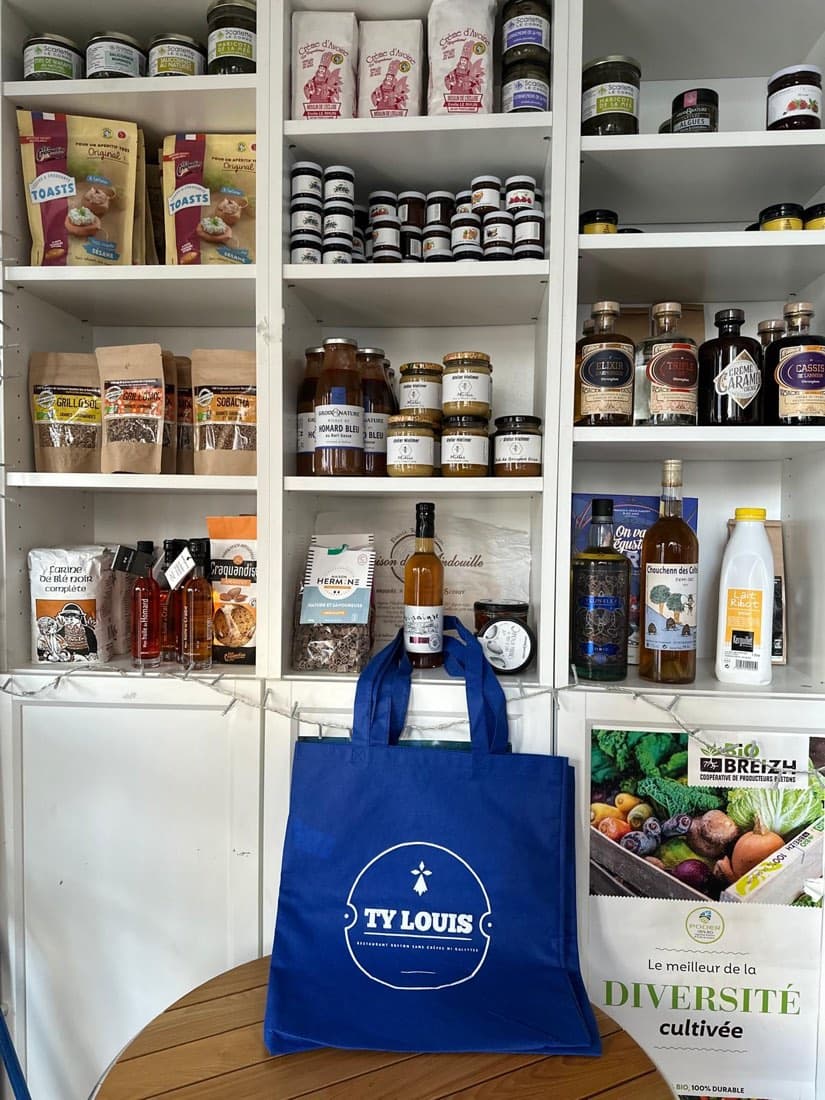 Le rayon de l’épicerie fine bretonne de Ty Louis et son tote bag