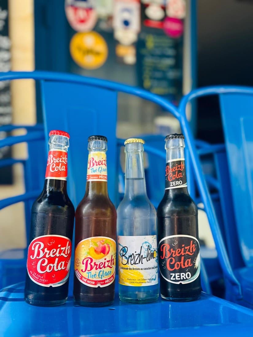 Les sodas bretons Breizh Cola (cola, thé glacé, Breizh-lim, cola zéro) à l’épicerie de Ty Louis