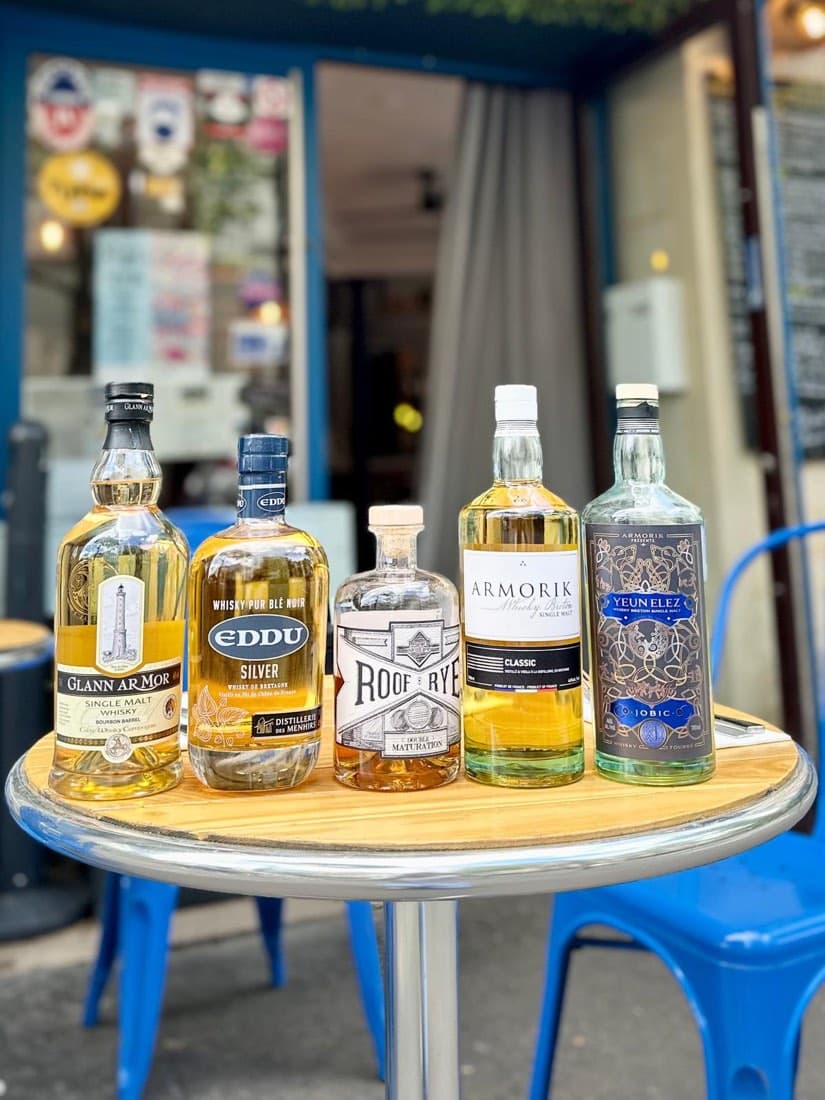 Plusieurs whiskies bretons (Armorik, Eddu, Glann ar Mor, Yeun Elez) alignés à l’épicerie de Ty Louis