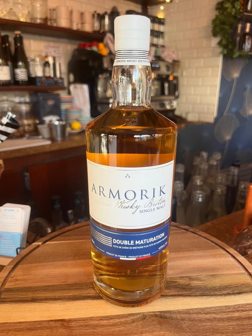Une bouteille de whisky breton single malt Armorik Double Maturation à l’épicerie de Ty Louis
