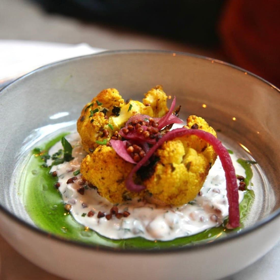 Chou-fleur rôti au curry servi sur une crème de yaourt au sarrasin avec oignon rouge mariné, chez Ty Louis