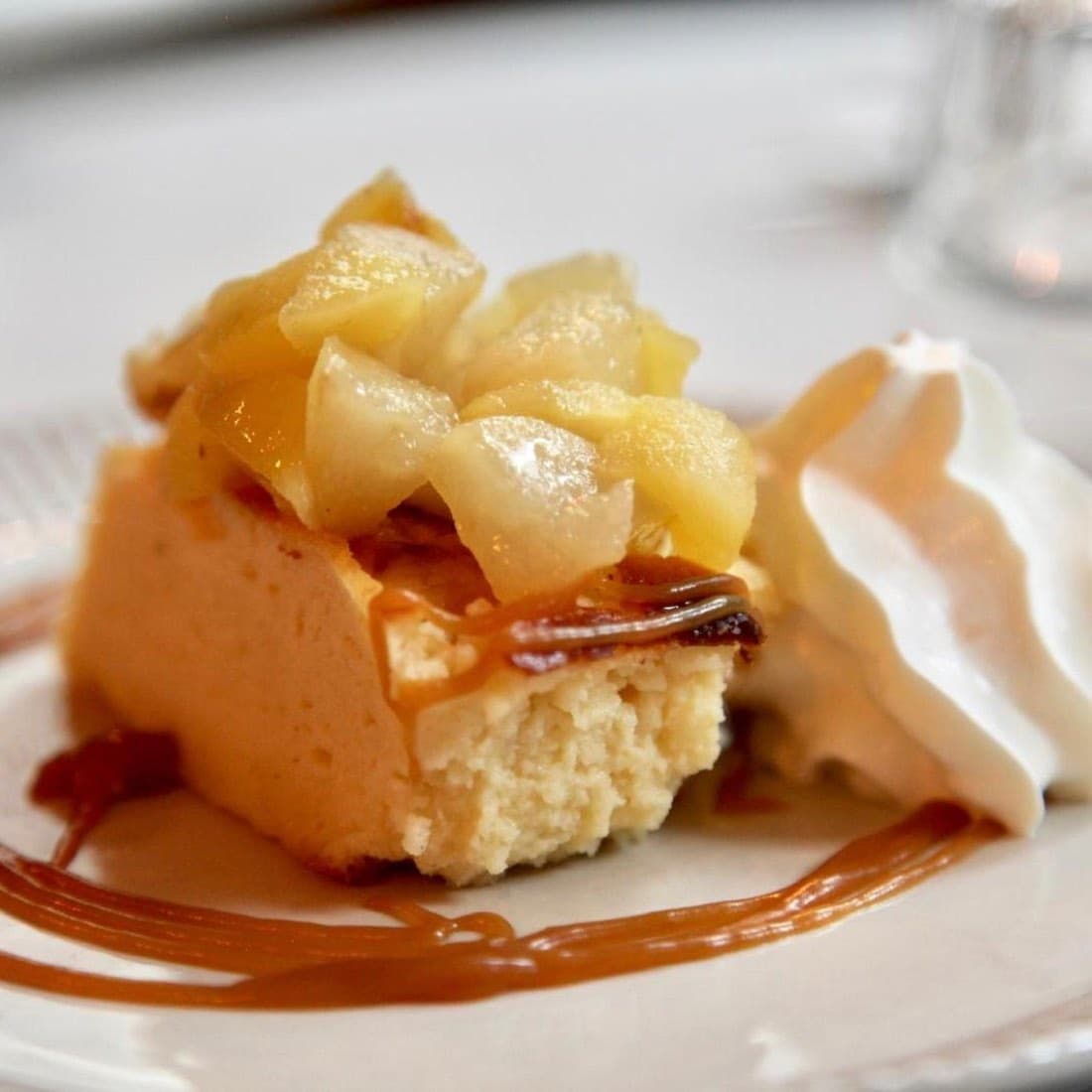Far breton caramélisé surmonté d’une compotée de pommes et de chantilly, chez Ty Louis