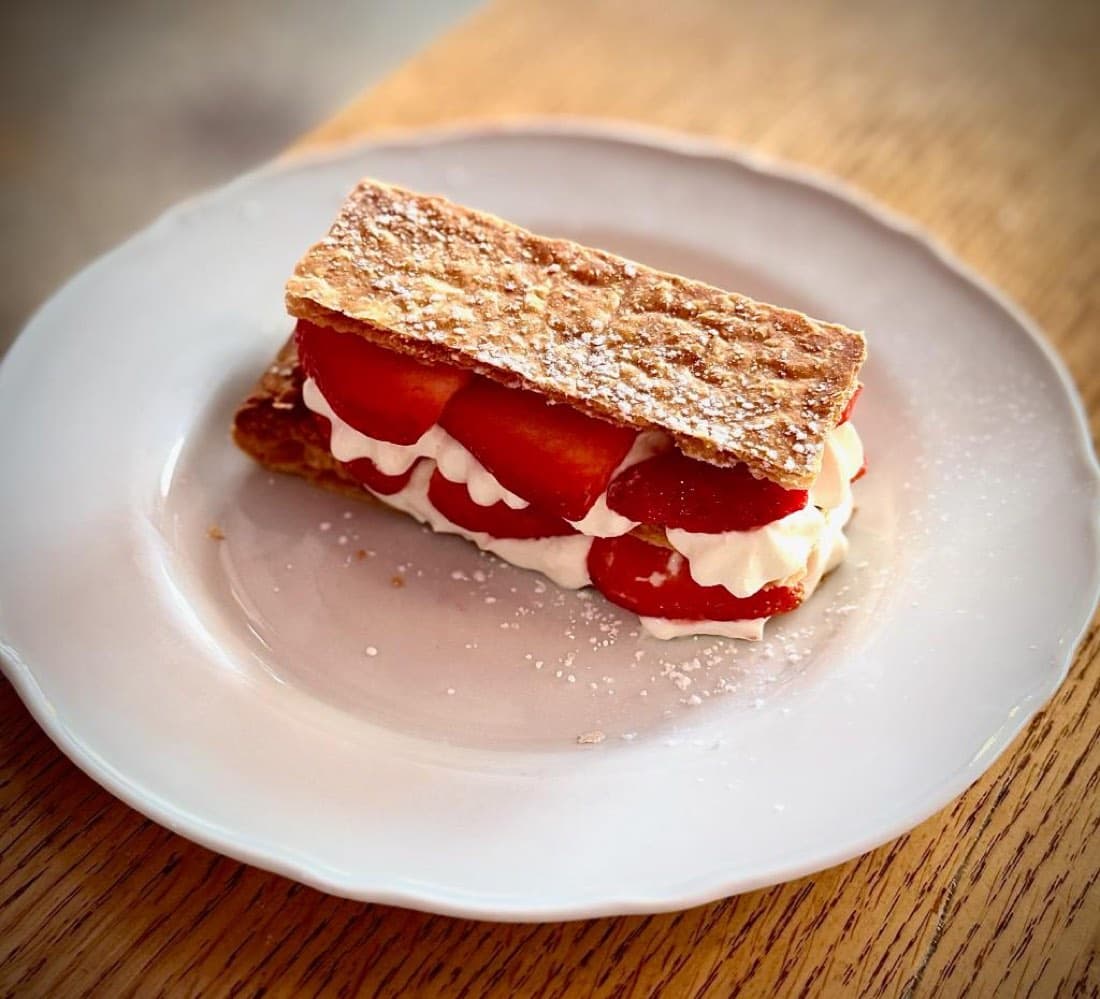 Mille-feuille aux fraises et chantilly, saupoudré de sucre glace, chez Ty Louis