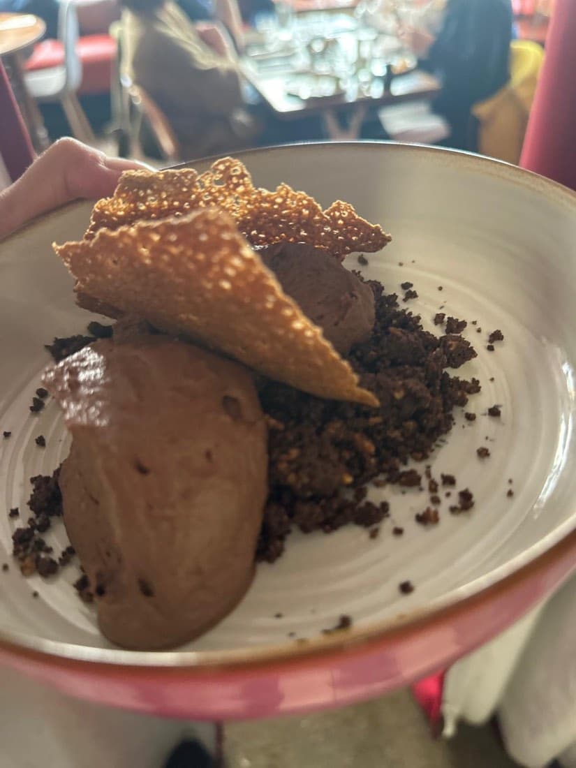 Deux quenelles de mousse au chocolat avec crumble cacao et tuile dentelle dorée, chez Ty Louis
