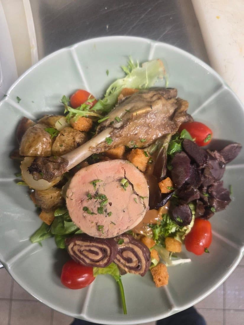 Souris d’agneau confite avec pommes de terre grenaille, croûtons et salade, chez Ty Louis